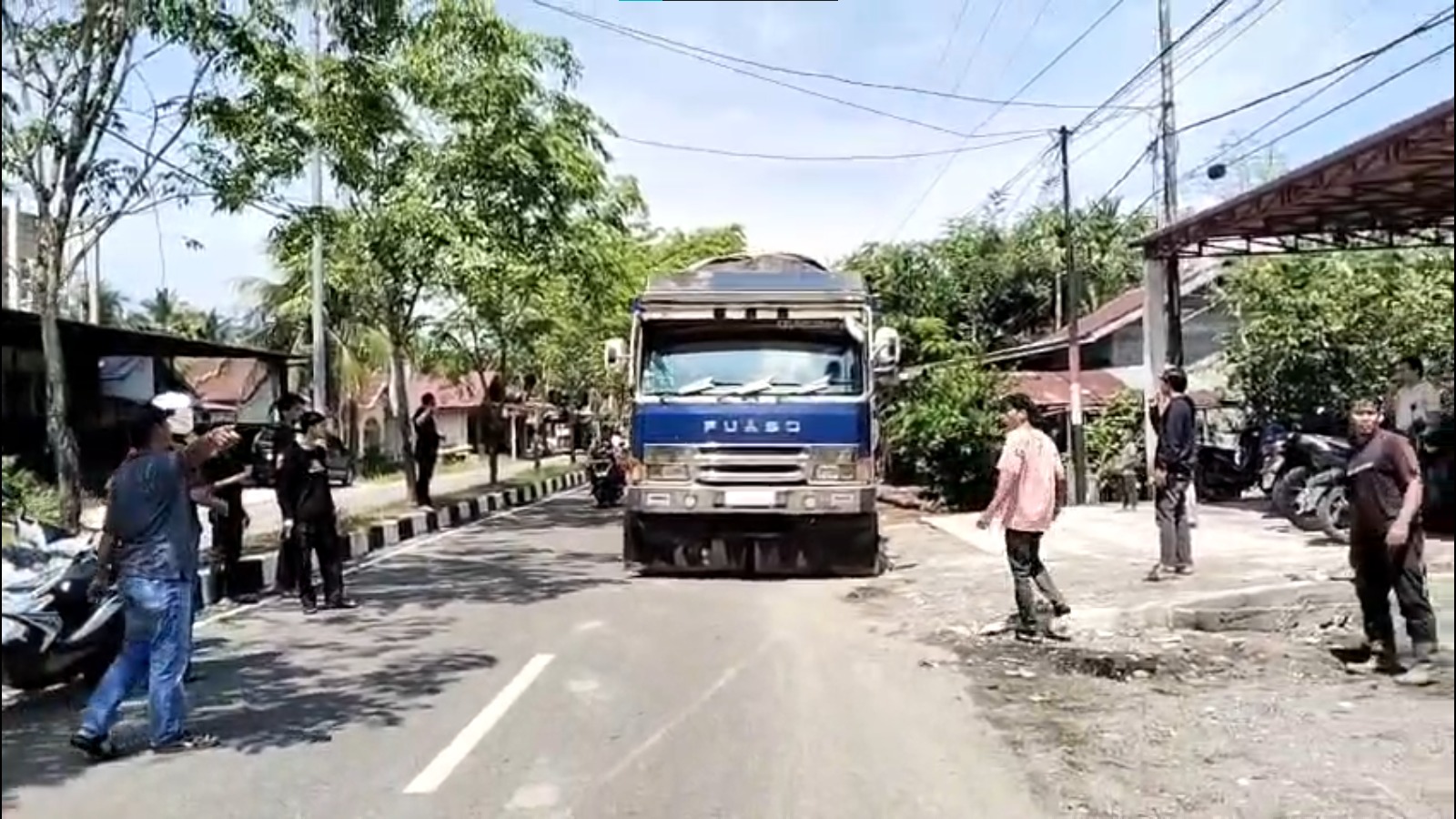 Warga Meureubo Aceh Barat Hadang Truk FABA, Mengaku Diancam Vendor