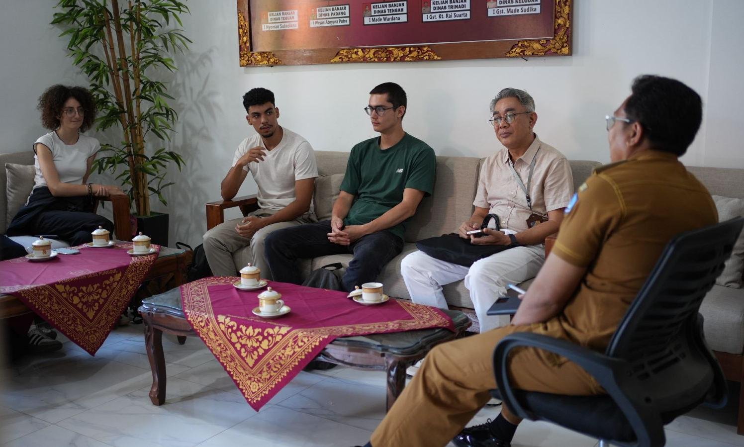 Mahasiswa Prancis Riset Digitalisasi Desa Punggul Badung Bareng ITB STIKOM Bali