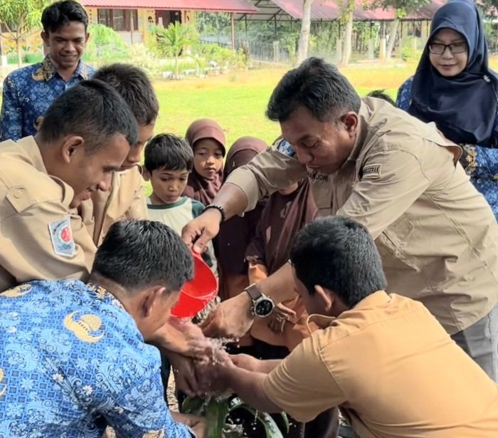 Disdik Aceh Hijaukan SLBN Pembina Melalui Penanaman Pohon di Hardiknas 2026