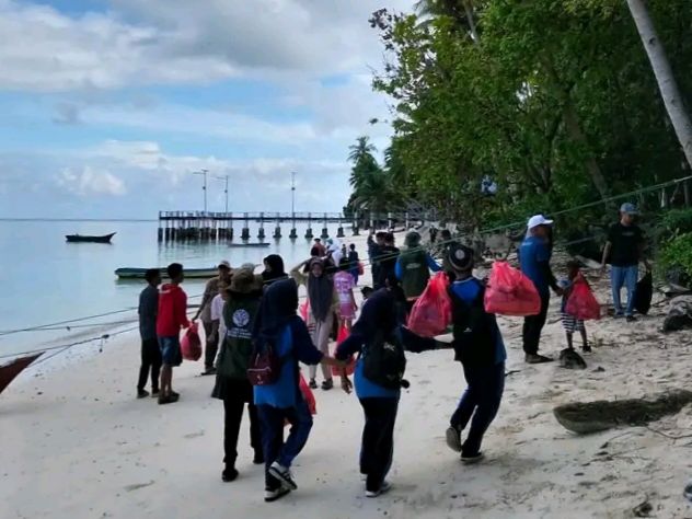 FPW Sombu Kumpulkan 210 Kg Sampah Plastik di Pantai Wakatobi