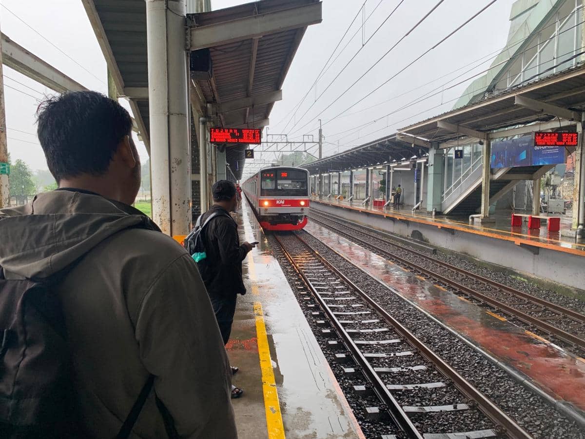 KRL Tanah Abang-Rangkasbitung Gangguan Akibat Sambaran Petir di Tangsel