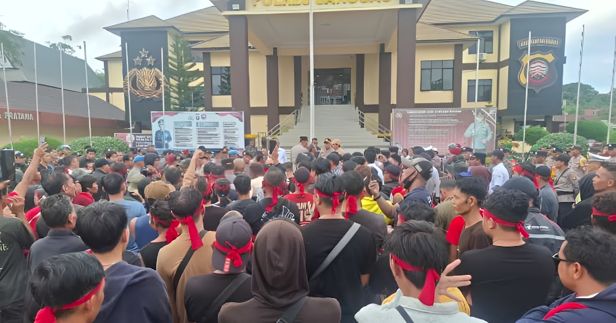Warga Entikong Geruduk Polres Sanggau Minta Pekerja Tambang Emas Dilepas