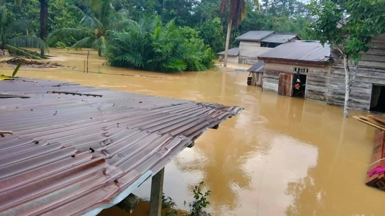 Banjir Landak Rendam Tiga Desa, Ketinggian Air Capai 10 Meter