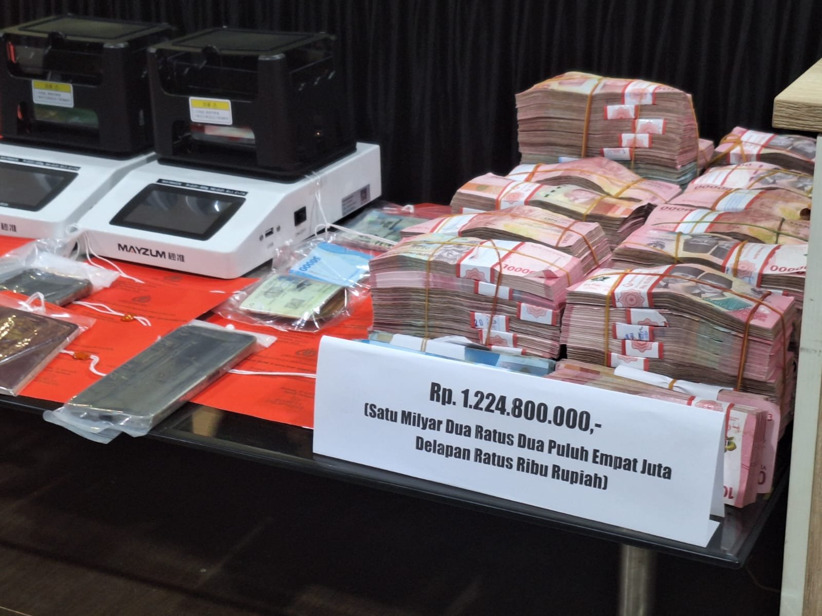 Polda Kalbar Ringkus WNA China Kasus Emas Ilegal, Sita 3,2 Kg Emas