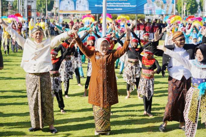 Hardiknas Kebumen: Ratusan Siswa Tari Kolosal dan Bupati Umumkan Kebijakan Baru