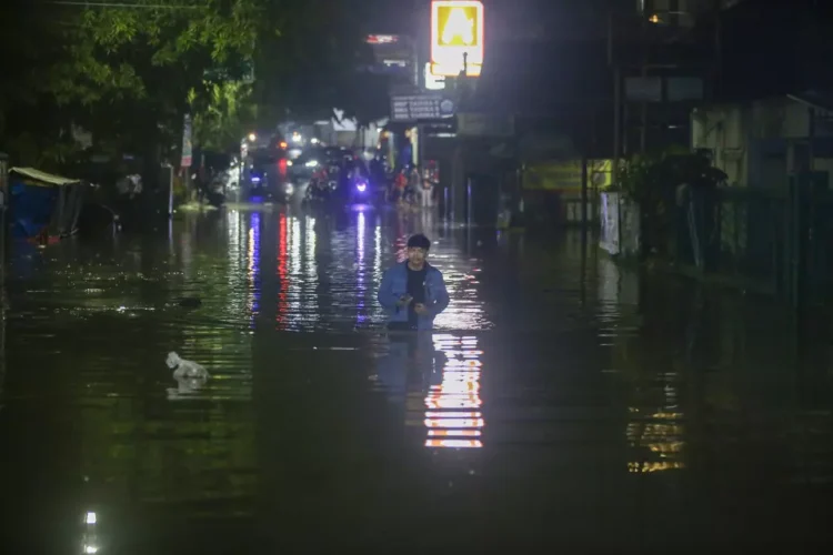 Banjir Tangerang Selatan Rendam 1.900 KK, Kawasan Rempoa Masih Satu Meter