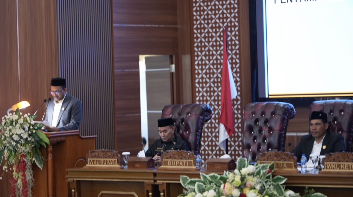 DPRD Halmahera Barat Serahkan 25 Halaman Catatan Evaluasi LKPJ 2025