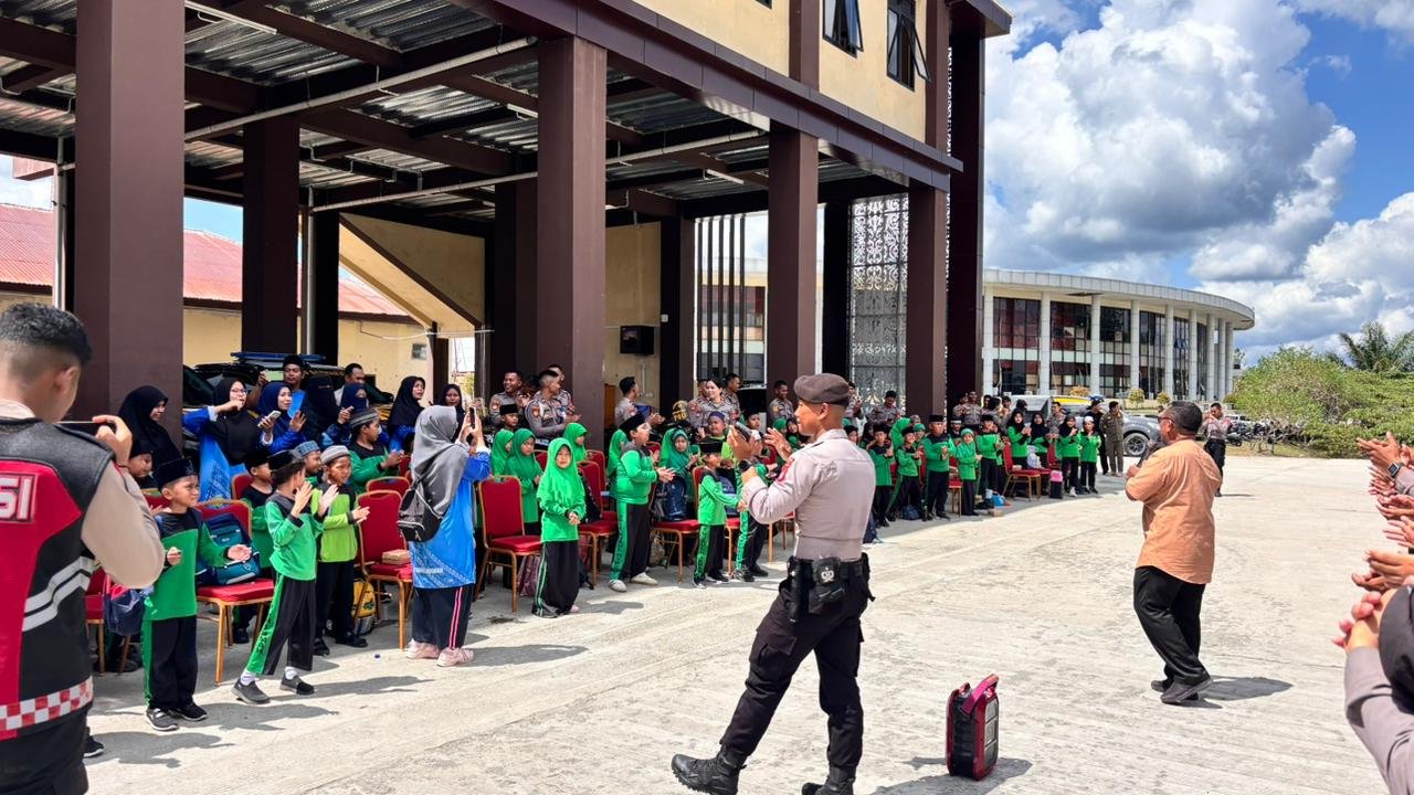 Polda Kaltara Kenalkan Tugas Kepolisian dan Kedisiplinan ke Siswa SDIT