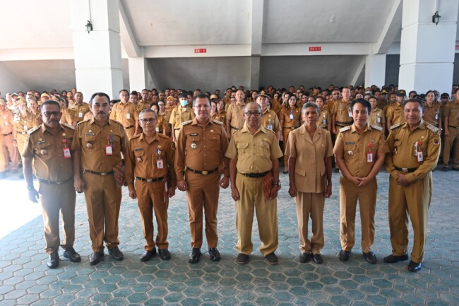 Bupati Kupang Yosef Lede Serahkan SK Pensiun dan Ingatkan Hak ASN
