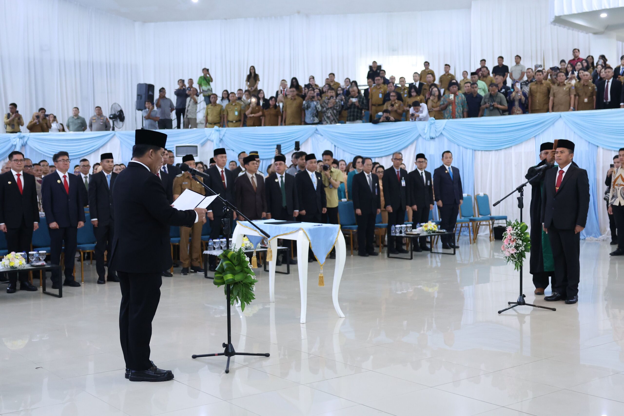 Gubernur Yulius Selvanus Lantik Tahlis Gallang Jadi Sekda Sulawesi Utara