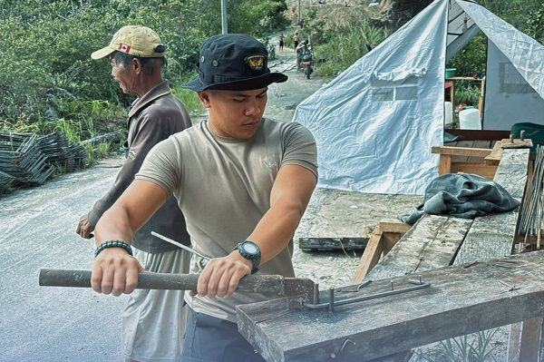 Brimob Sumut Perbaiki Jembatan Gotting Taput Demi Kelancaran Ekonomi Desa