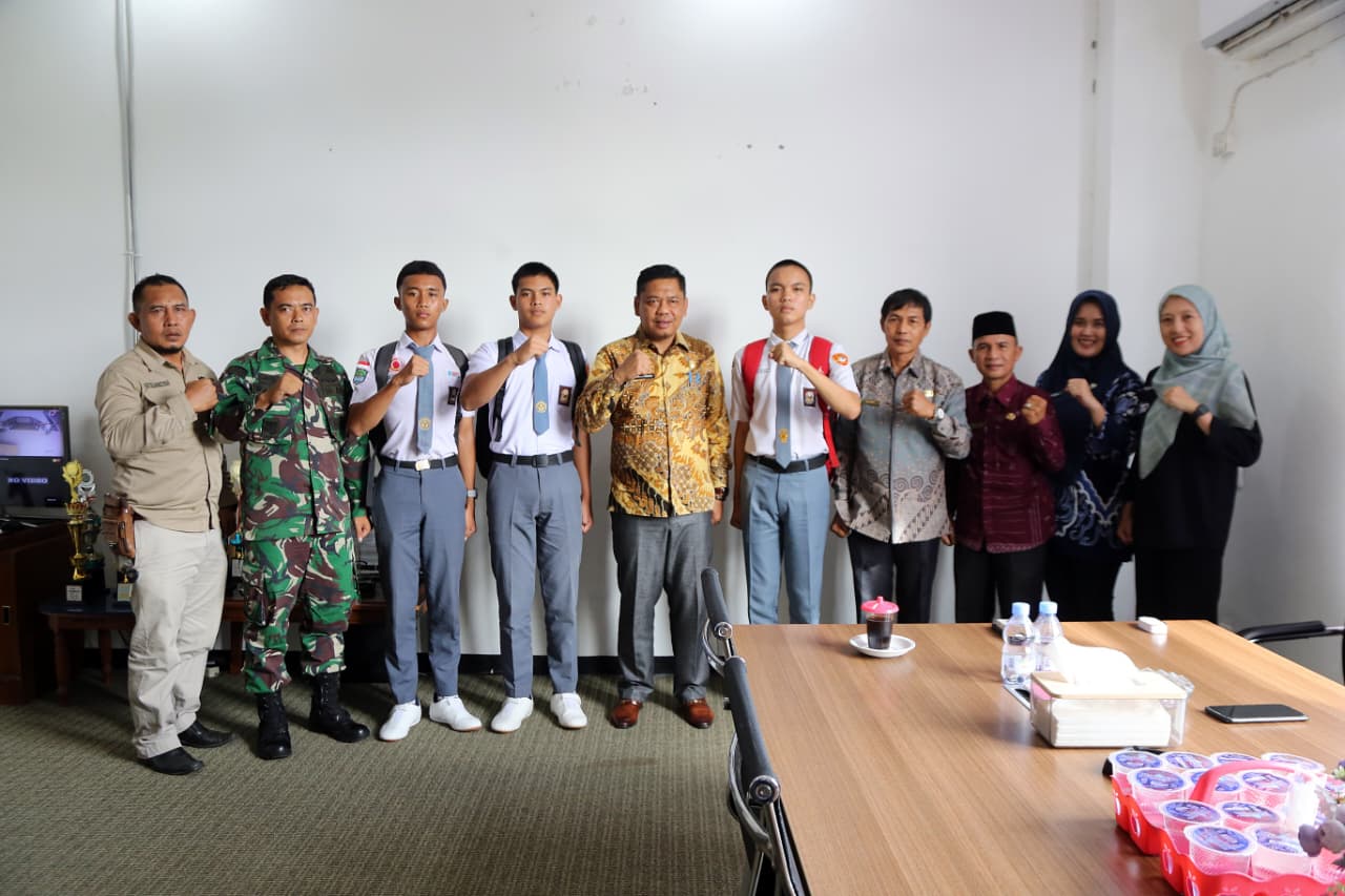 Sekda Kaur Lepas Tiga Pelajar Seleksi Paskibraka Provinsi Bengkulu