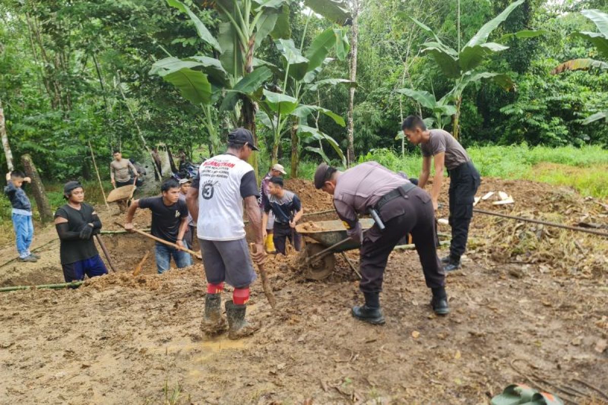Polres Tabalong Percepat Pembangunan Jembatan Gantung di Desa Pasar Batu
