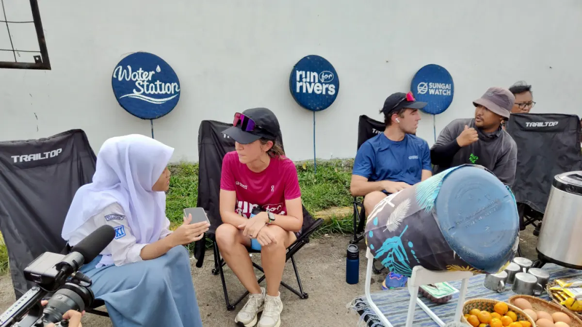 Pelari Run for Rivers Lintasi Alas Roban Batang Disambut Siswa