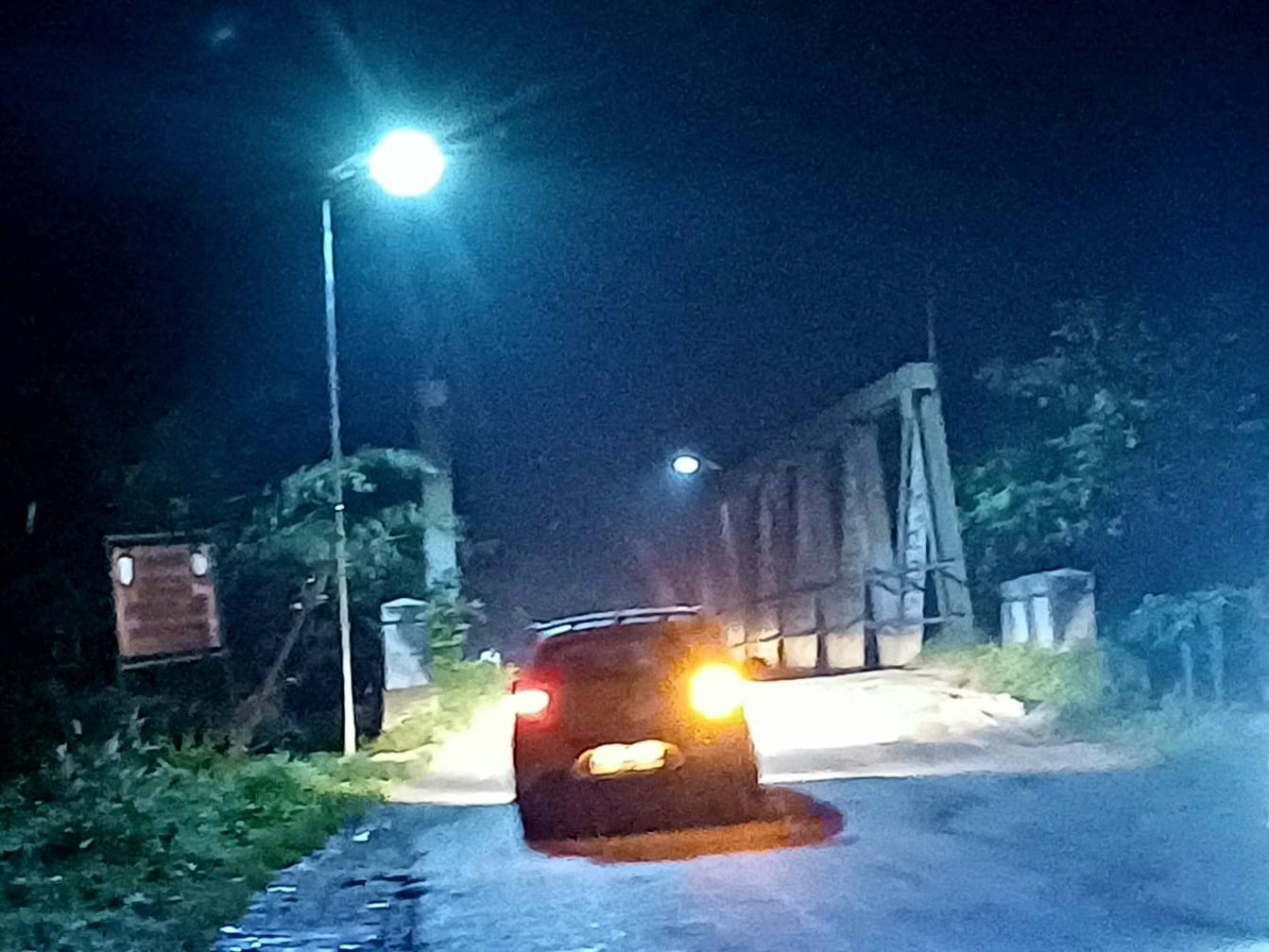 Jembatan Patah Sampit Kini Terang Berkat Pemasangan Lampu Tenaga Surya