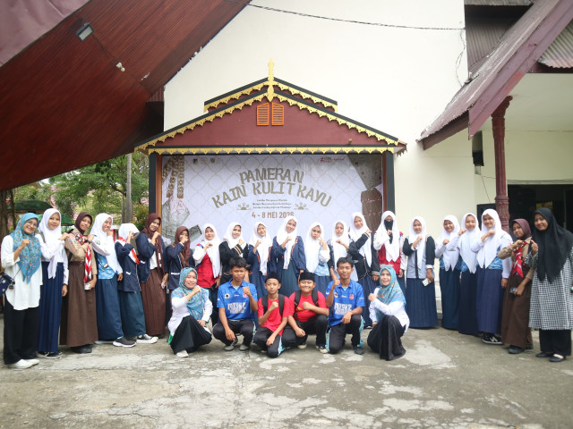 Siswa MTsN 2 Palu Pelajari Warisan Kain Kulit Kayu di Museum Sulteng