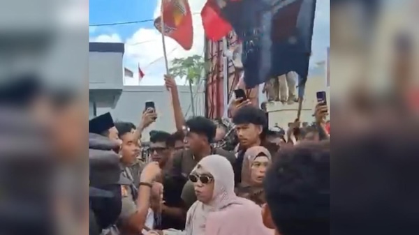 Pedagang Ternate Buang Sayur Busuk di Kantor Walikota Protes Relokasi