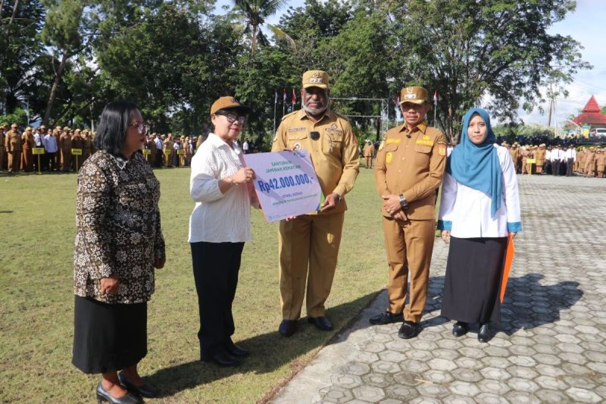 Pemkot Jayapura Salurkan Santunan BPJS Ketenagakerjaan untuk Dua Ahli Waris