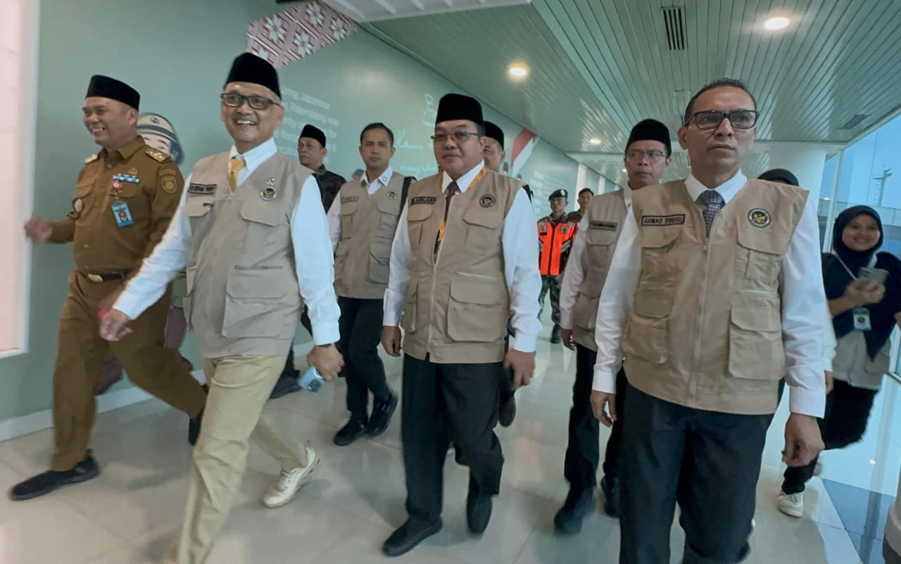 Menteri Haji Pantau Pelepasan 435 Jemaah Kloter 9 di Bandara Palembang