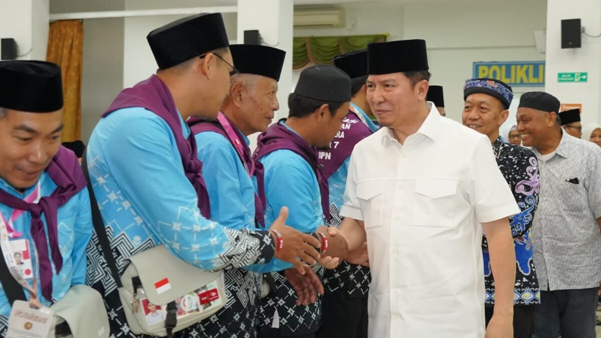 Ketua DPRD Kaltara Achmad Djufrie Lepas 484 Jemaah Haji di Balikpapan