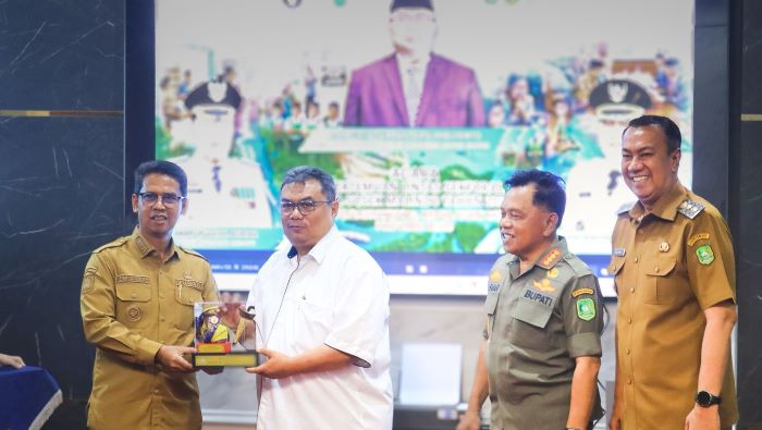 Bupati Karimun Iskandarsyah Usulkan Special Pass bagi Pekerja Perbatasan di Malaysia