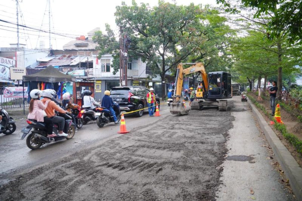 Pemprov Sulsel Percepat Pasang Drainase Beton di Jalan Aroepala Makassar