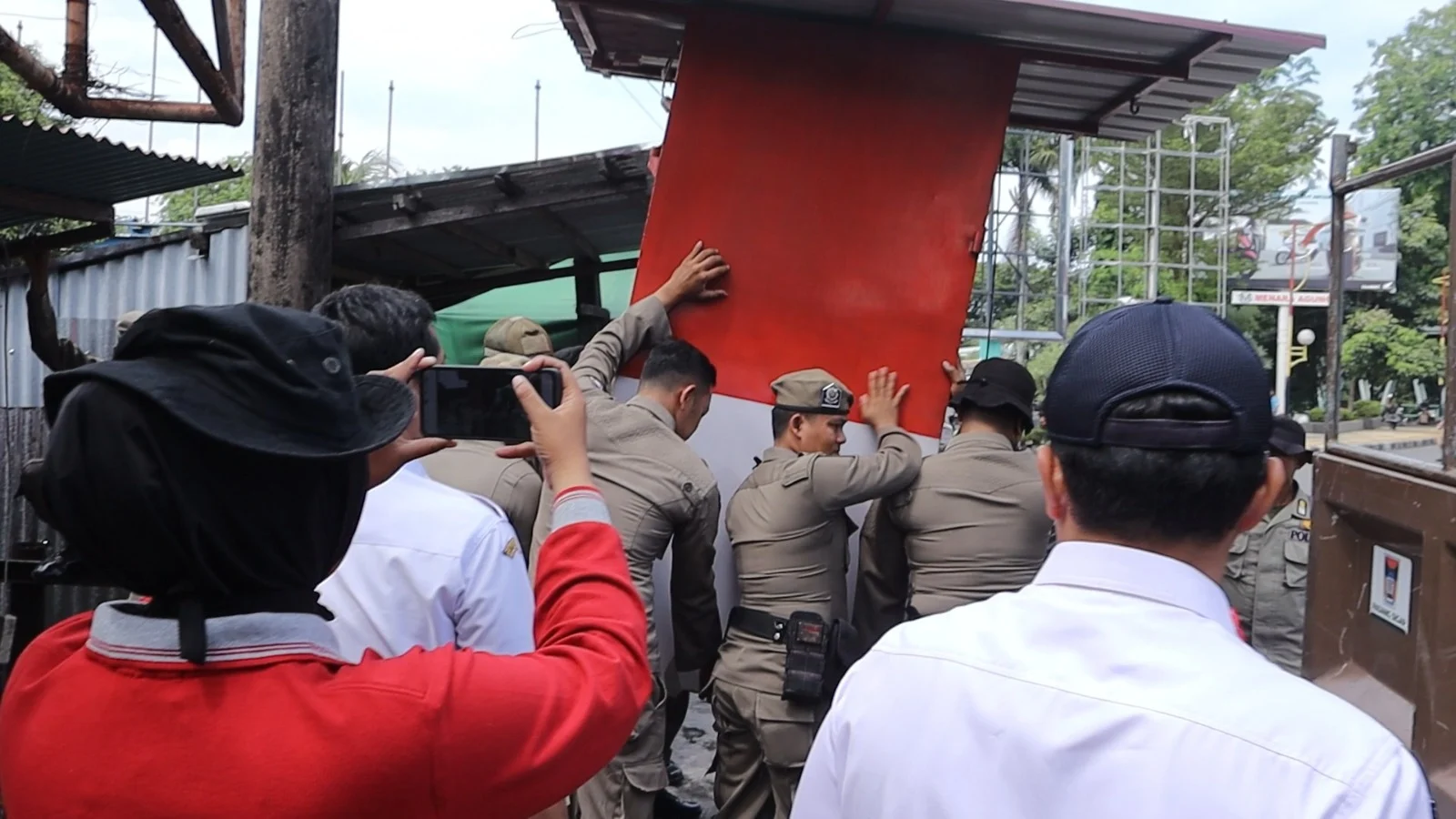 Satpol PP Padang Tertibkan 6 Bangunan Liar di Jalan Teuku Umar