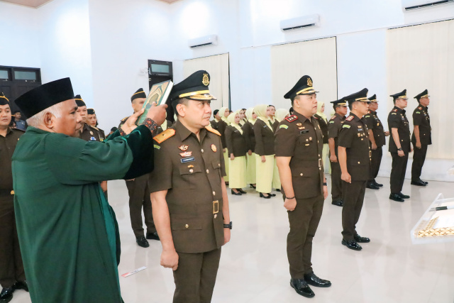 Kajati Maluku Rudy Irmawan Lantik Wakajati dan Empat Kajari Baru