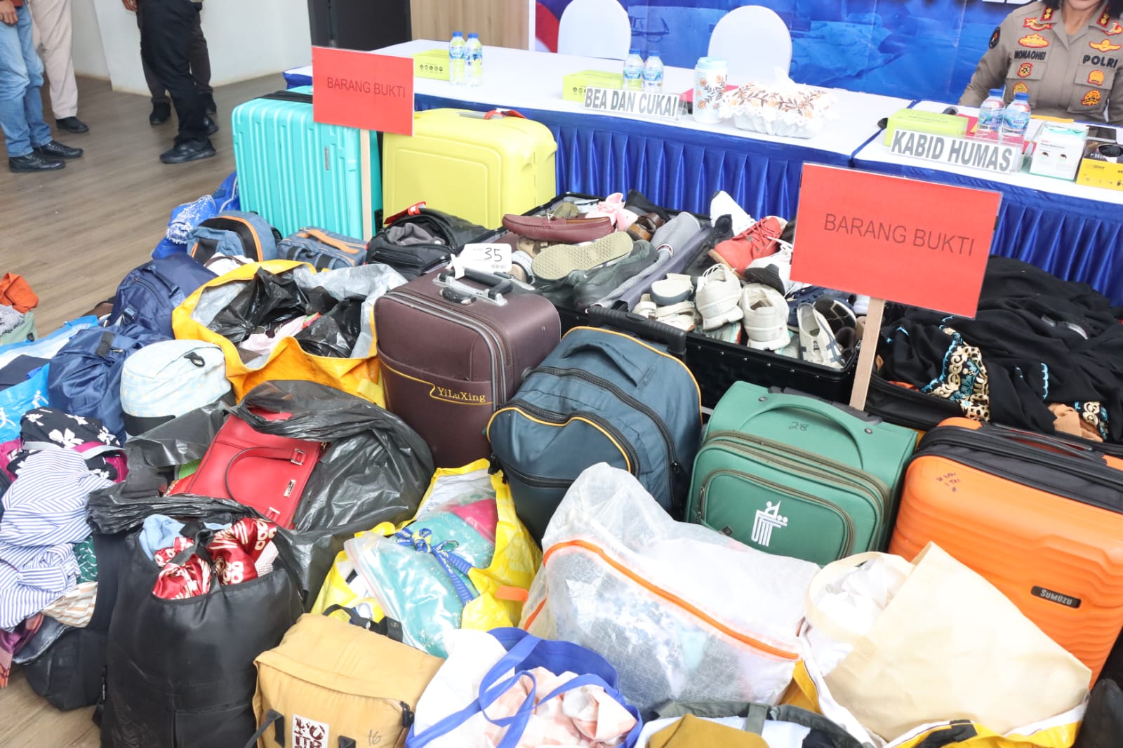 Polda Kepri Sita Ratusan Pakaian Bekas Ilegal Asal Singapura di Batam