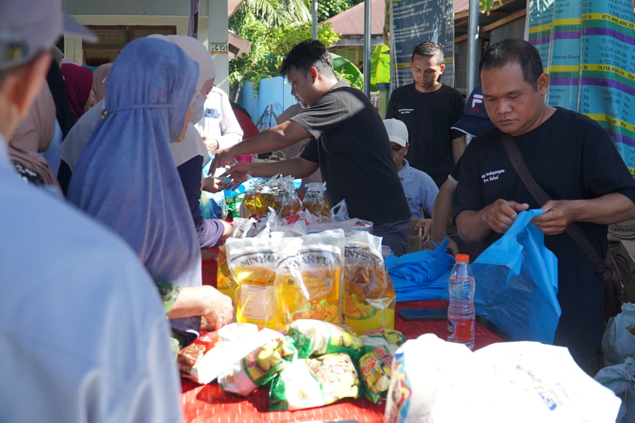 Warga Pajukungan Serbu Pasar Murah Disdag HST Jelang Idul Adha