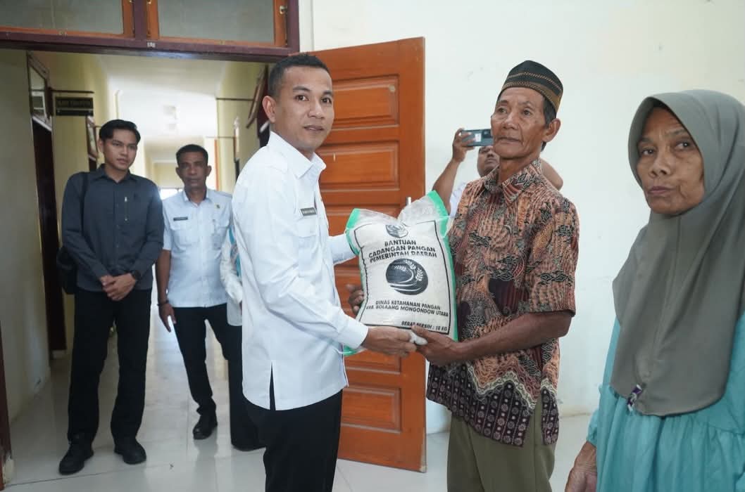 Pemkab Bolmut Salurkan 15,9 Ton Beras Cadangan Pangan ke Enam Kecamatan