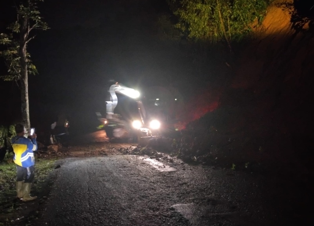 Jalur Pakenjeng-Bungbulang Garut Normal Kembali Setelah Tertimbun Longsor