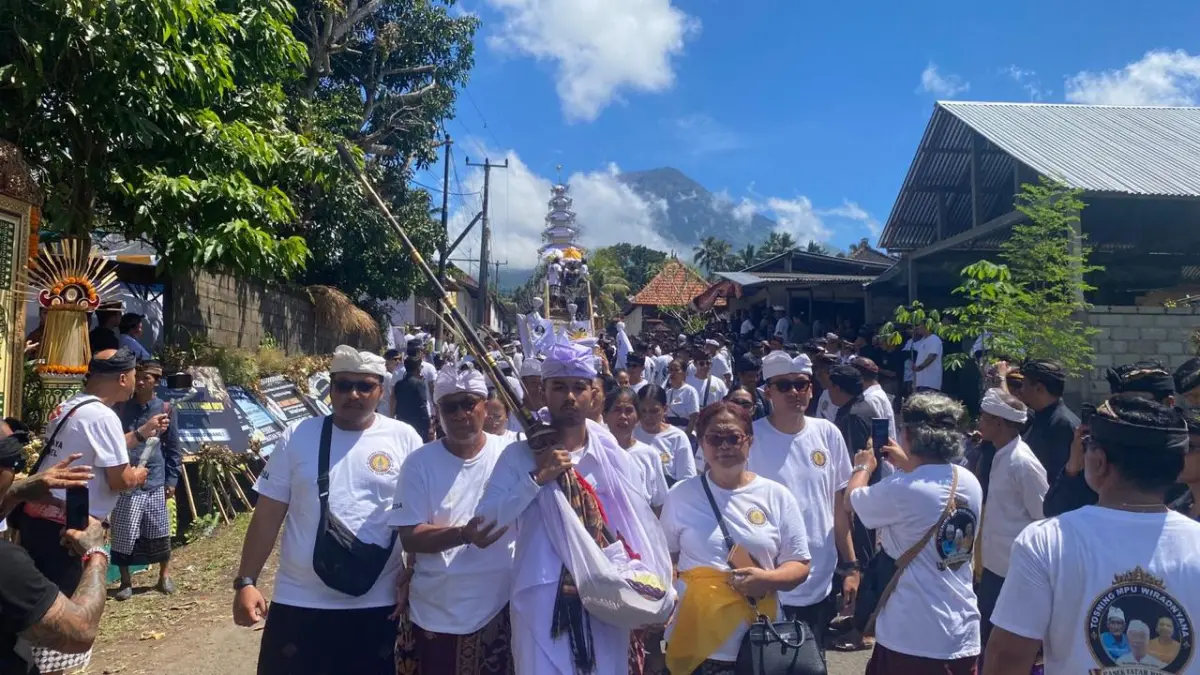 Ribuan Warga Iringi Pengabenan Ayahanda Wabup Karangasem Pandu Pranca Lagosa