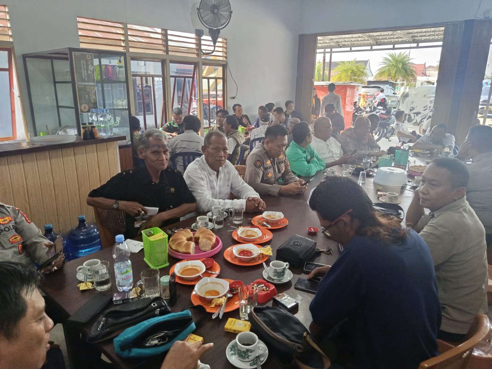 Kapolres Tanjab Barat Perkuat Sinergi Media Bareng Dandim di Warkop Kiko