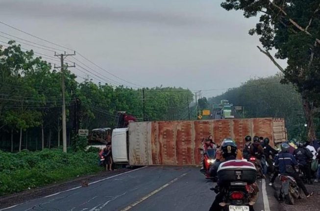 Jalur Palembang–Betung Lumpuh Akibat Truk Terguling di Banyuasin