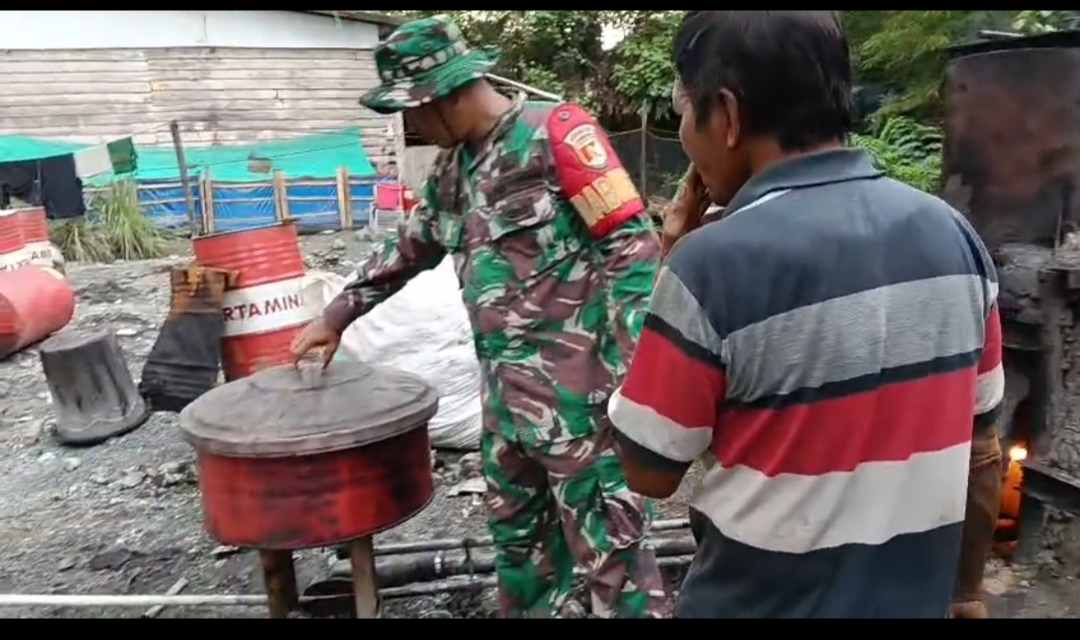 Babinsa di Morowali Olah Sampah Plastik Jadi 175 Liter Solar B-40
