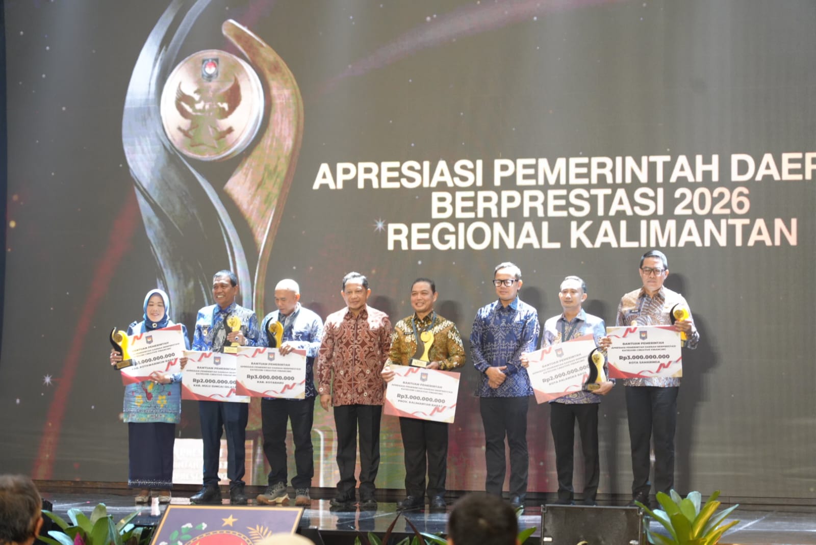 Kendalikan Inflasi, Gubernur Ria Norsan Raih Dua Penghargaan Kemendagri di Balikpapan