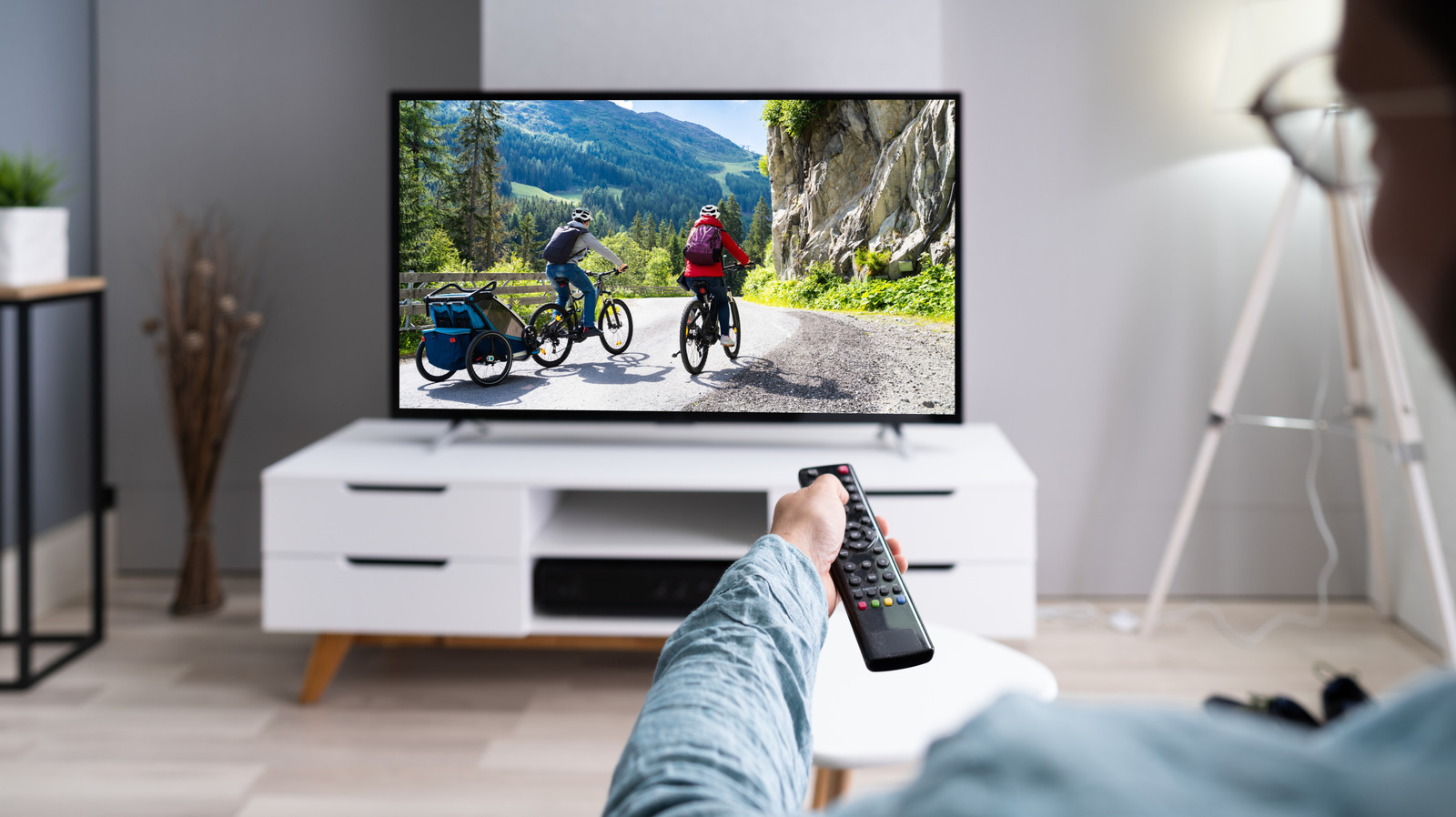 Perawatan Televisi Pintar Perlu Perhatian Khusus Agar Masa Pakai Maksimal