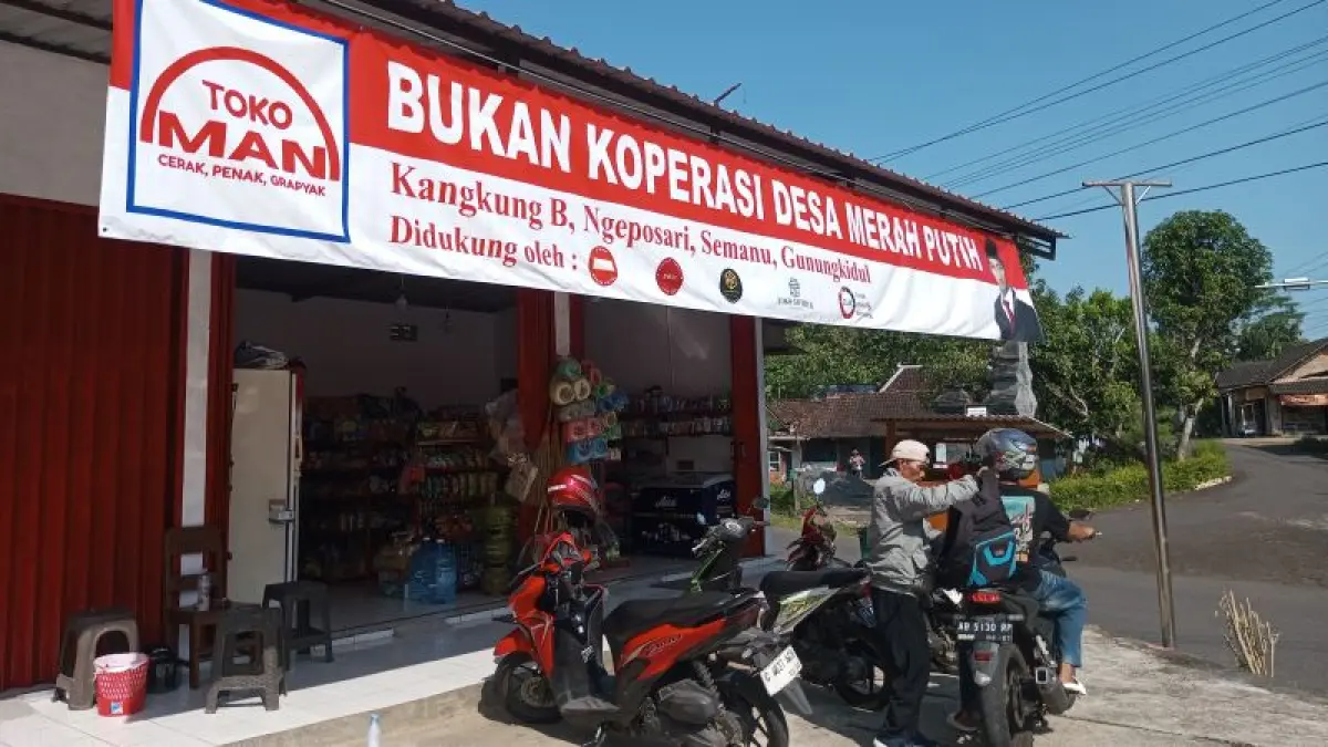Toko Man Gunungkidul Pancing Perhatian Warga Lewat Banner Pemasaran Unik