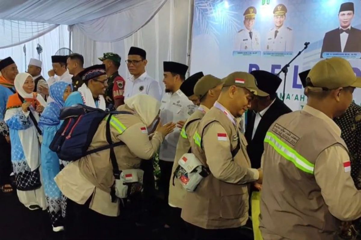 Wali Kota Cilegon Lepas 393 Calon Haji, Beri Kadeudeuh Rp500 Ribu