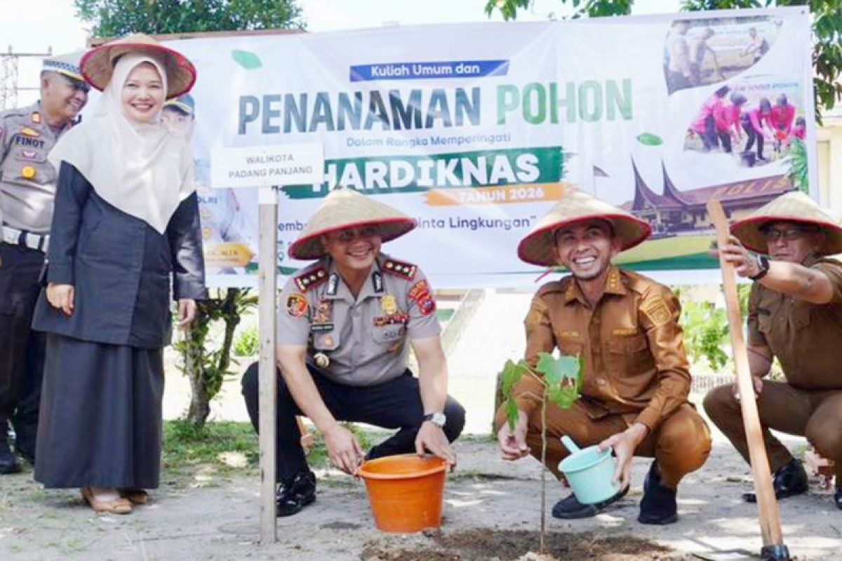 Polres Padang Panjang Tanam 1.000 Pohon dan Beri Penghargaan Guru