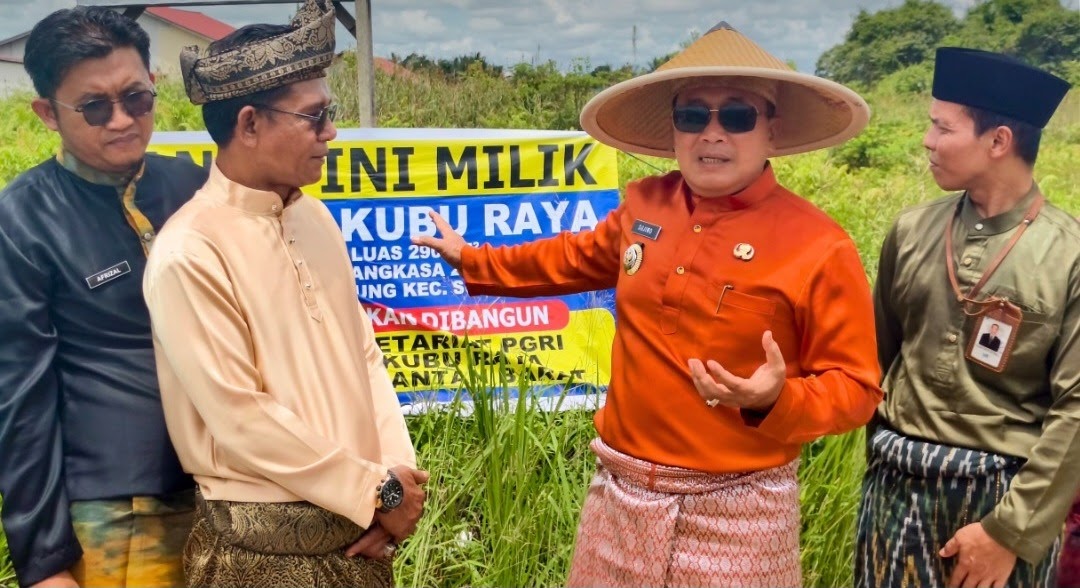 Bupati Kubu Raya Sujiwo Tinjau Lahan Calon Gedung PGRI di Limbung