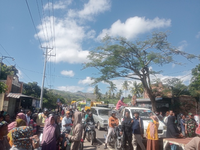 Jalan Lintas Sumbawa Lumpuh, Warga Tekasire Dompu Blokade Akses Utama