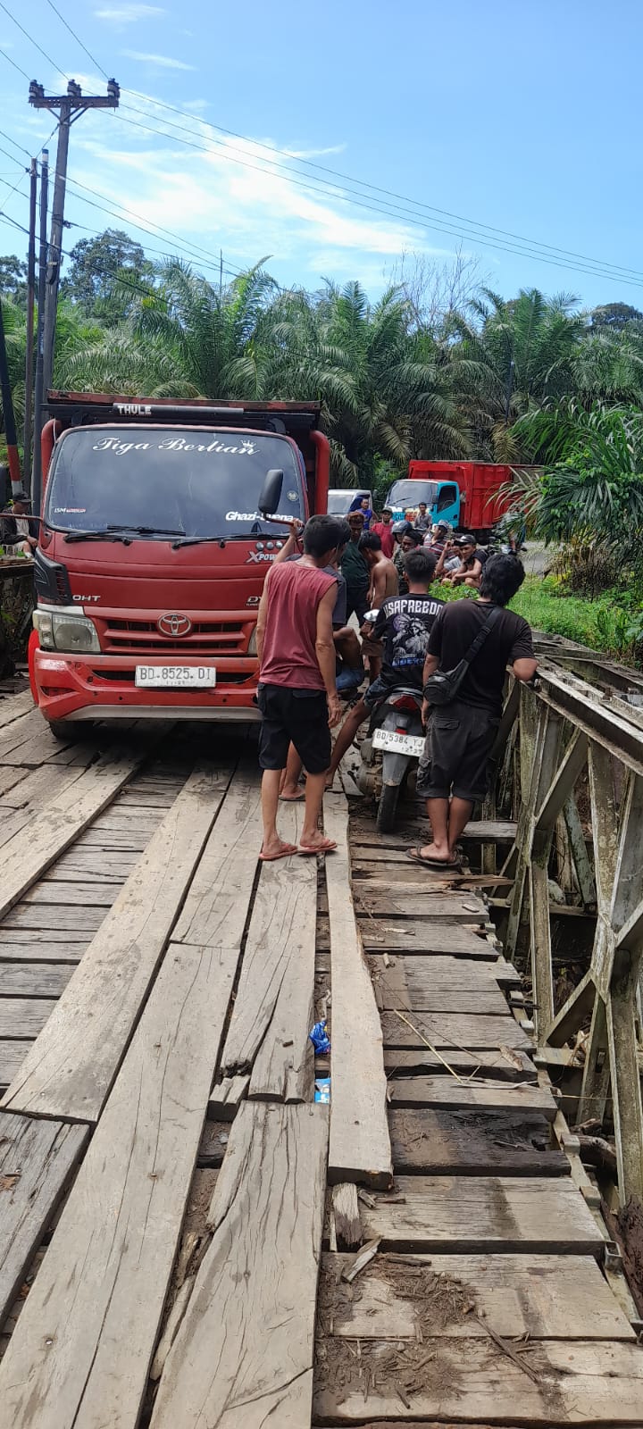 Jembatan Simpang Batu Bengkulu Utara Amblas, Truk Koral Terperosok