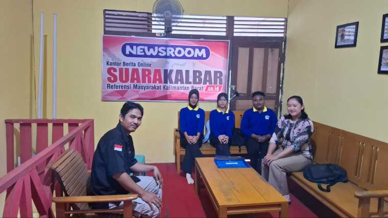 Tiga Siswa SMKN 1 Belitang Magang di Suara Kalbar Network Sekadau