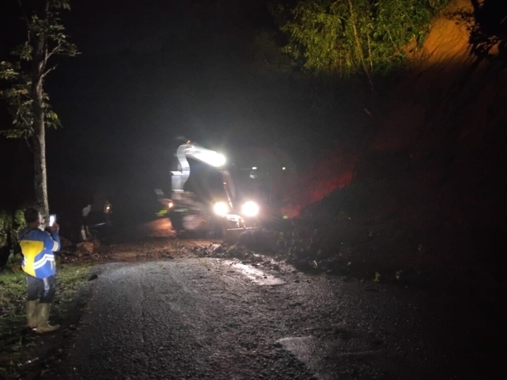 Jalur Pakenjeng-Bungbulang Garut Kembali Normal Usai Tertutup Pohon Tumbang