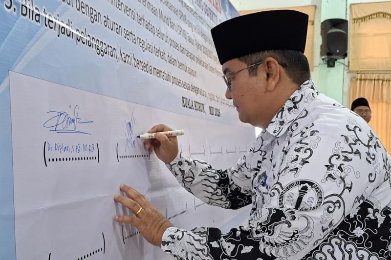 Pemkab Gunung Mas Teken Pakta Integritas SPMB 2026 Bebas Titipan