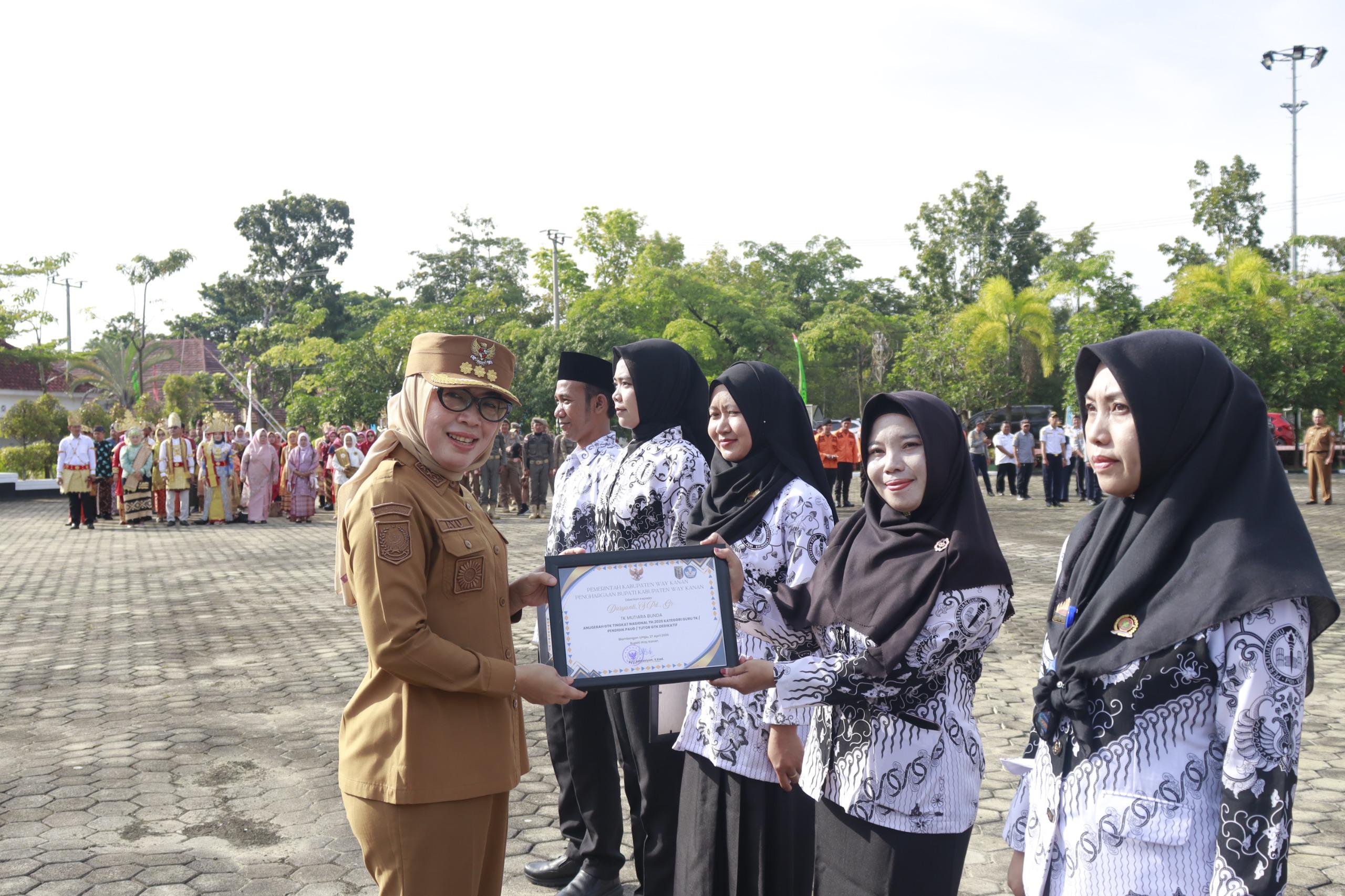 Bupati Ayu Asalasiyah Beri Penghargaan Guru Berprestasi Nasional di Way Kanan