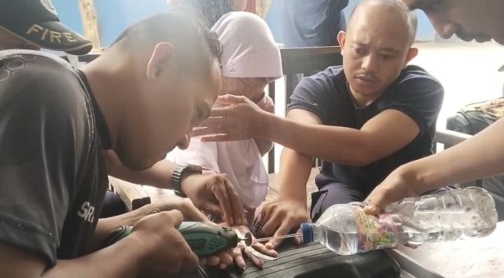 Damkar Cilegon Evakuasi Cincin di Jari Anak Perempuan Hingga Bengkak