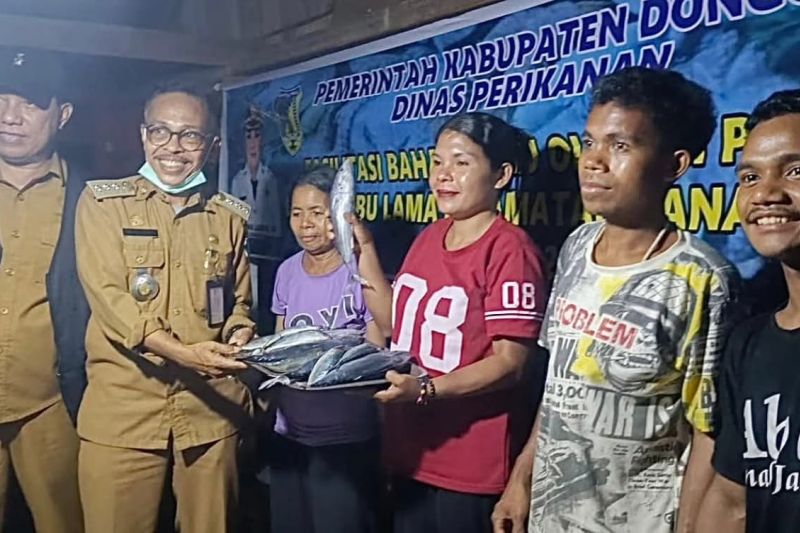 Pemkab Donggala Salurkan Bantuan Ikan Segar untuk 175 Keluarga Berisiko Stunting